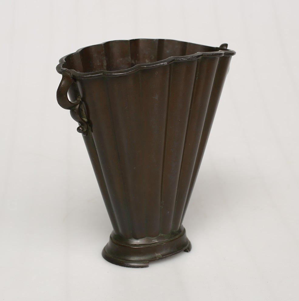 JUST ANDERSEN. Maljakko, patinoitu diskometalli, 1900-luvun ensimmäinen puolisko.