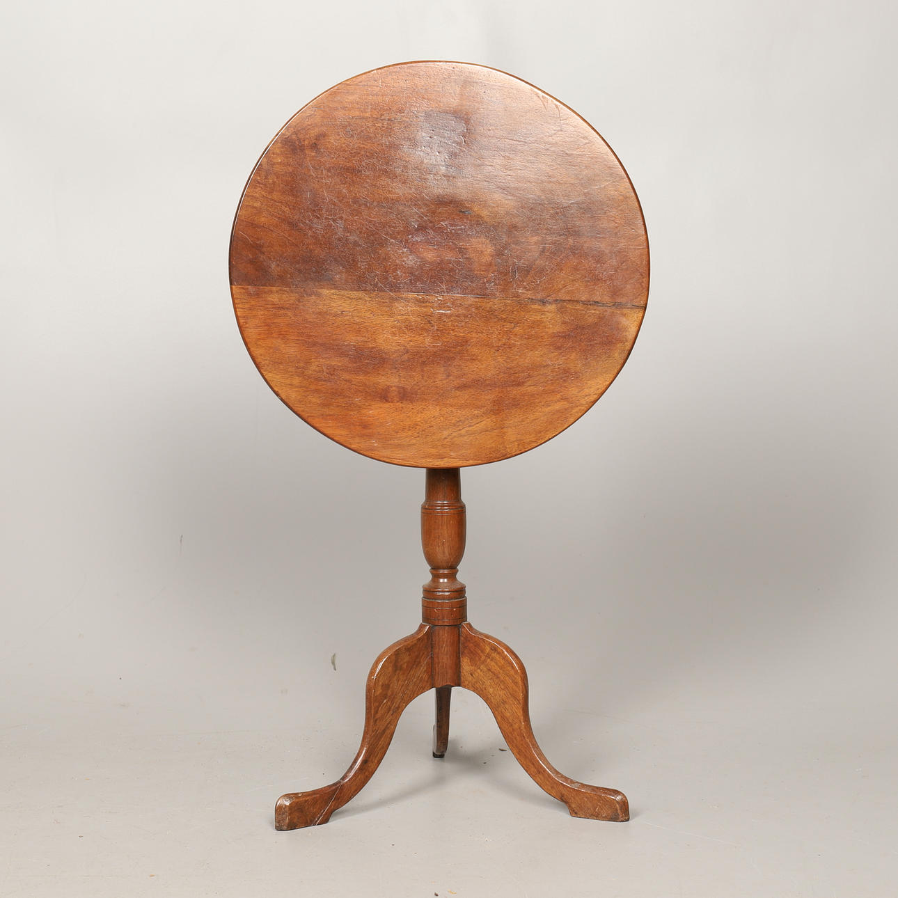 A 19TH CENTURY TILT-TOP OCCASIONAL TABLE.