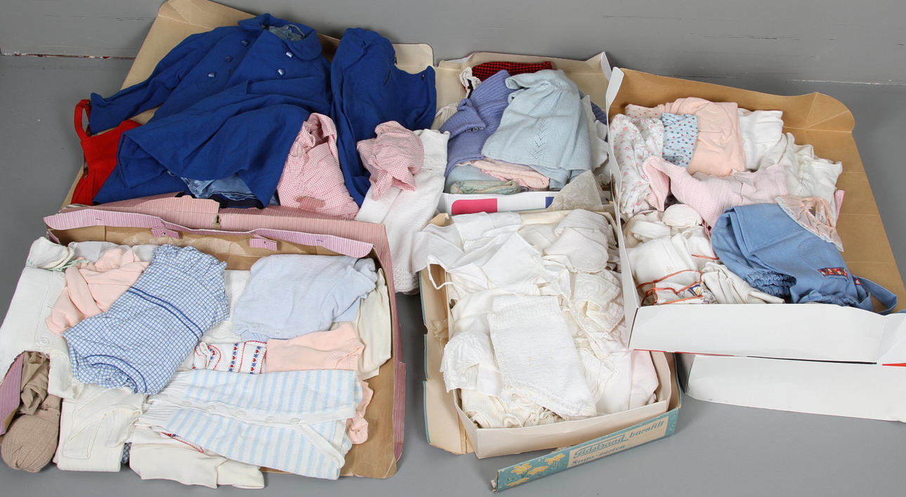 DOCKKLÄDER, 1900-tal.