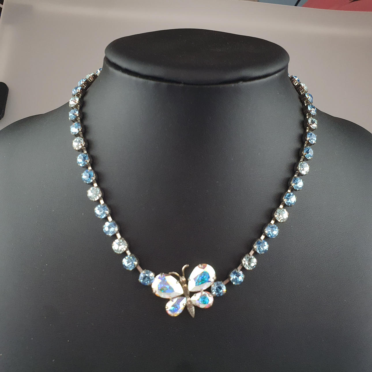 - Modeschmuck-Collier mit Schmetterling - Weißbronze, rhodiniert, besetzt mit Kristallen.