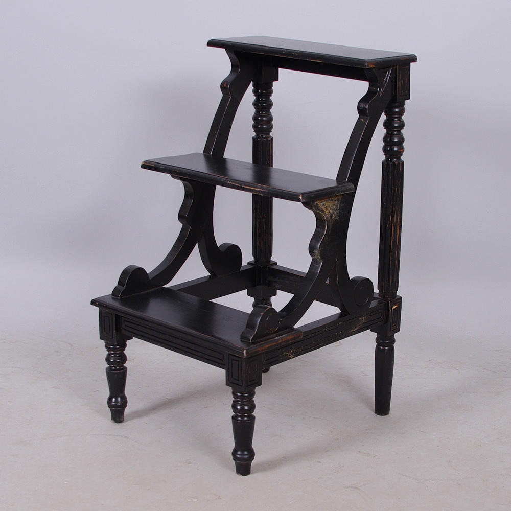 BIBLIOTEKSSTEGE, viktoriansk stil, svartmålad, samtida.