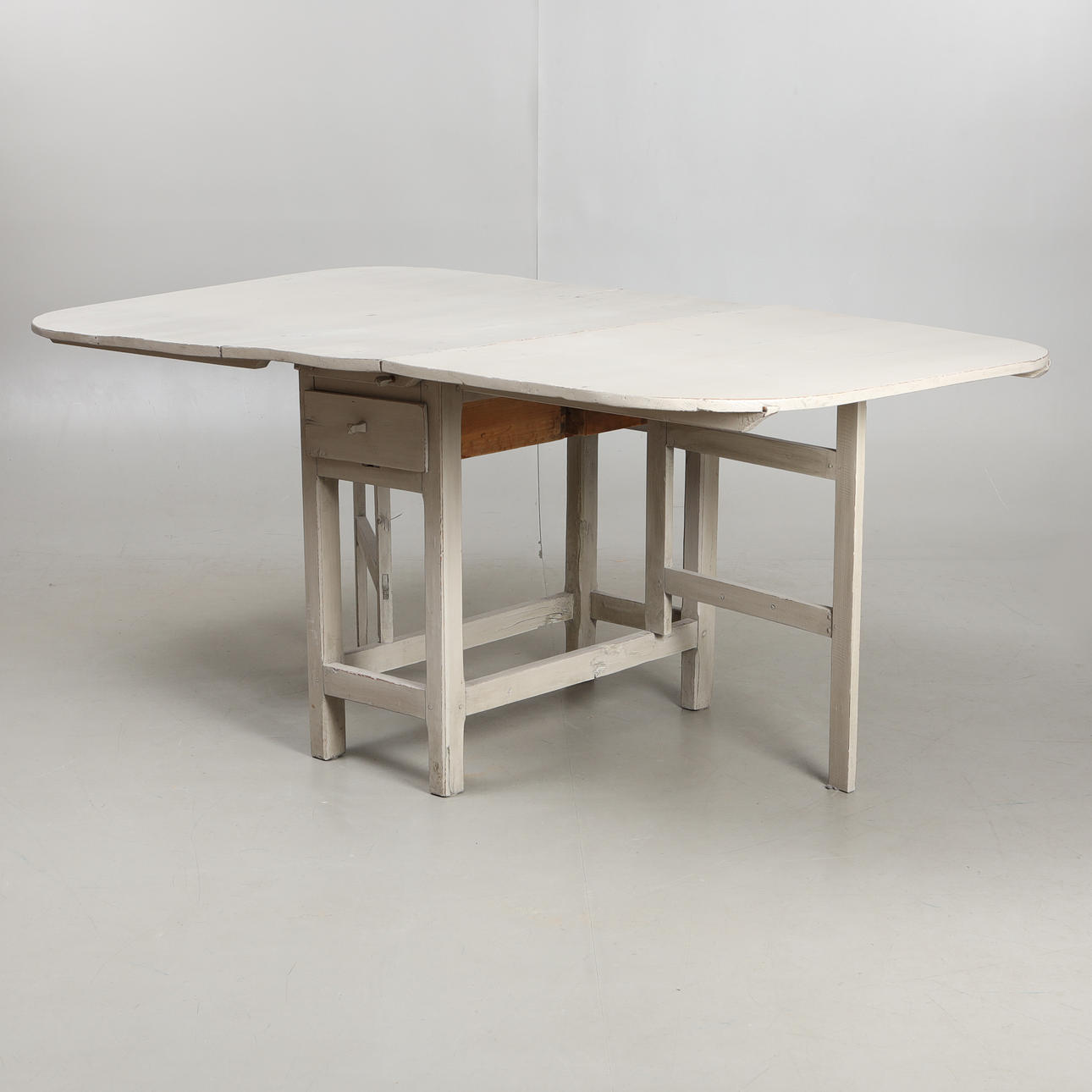 BATTLE TABLE, painted grey, 19th century. Furniture - Tables - Auctionet
