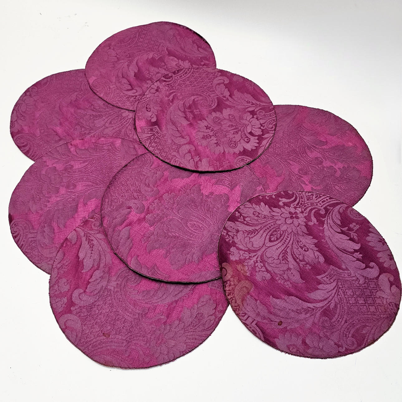 ÅTTA DAMAST SILKE MATTOR I LILA.