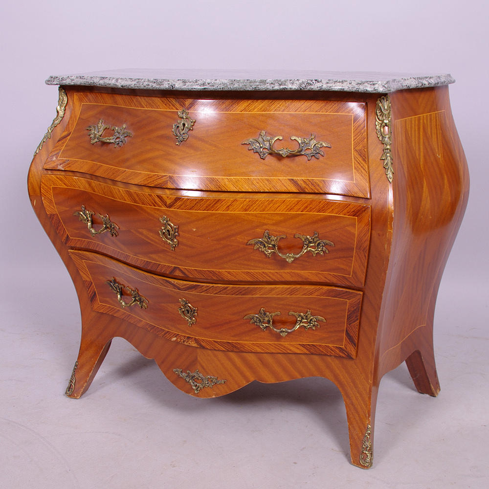 BYRÅ, 3-lådig, mahogny med intarsia/bronser, rokokostil.