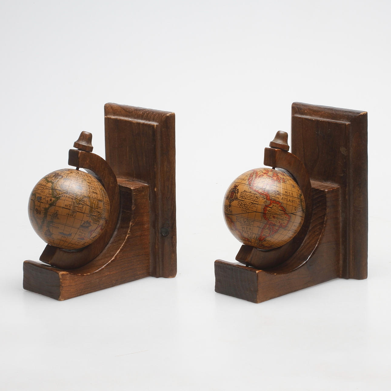 BOKSTÖD, ett par, jordglober, 1900-tal.