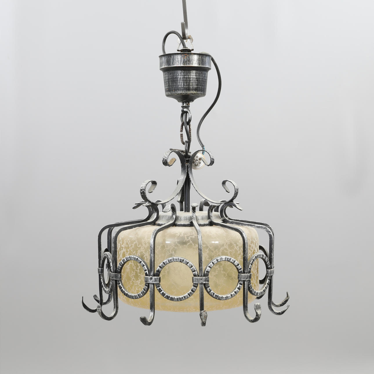 DECKENLEUCHTE, Schmiedeeisen und Glaskuppel.