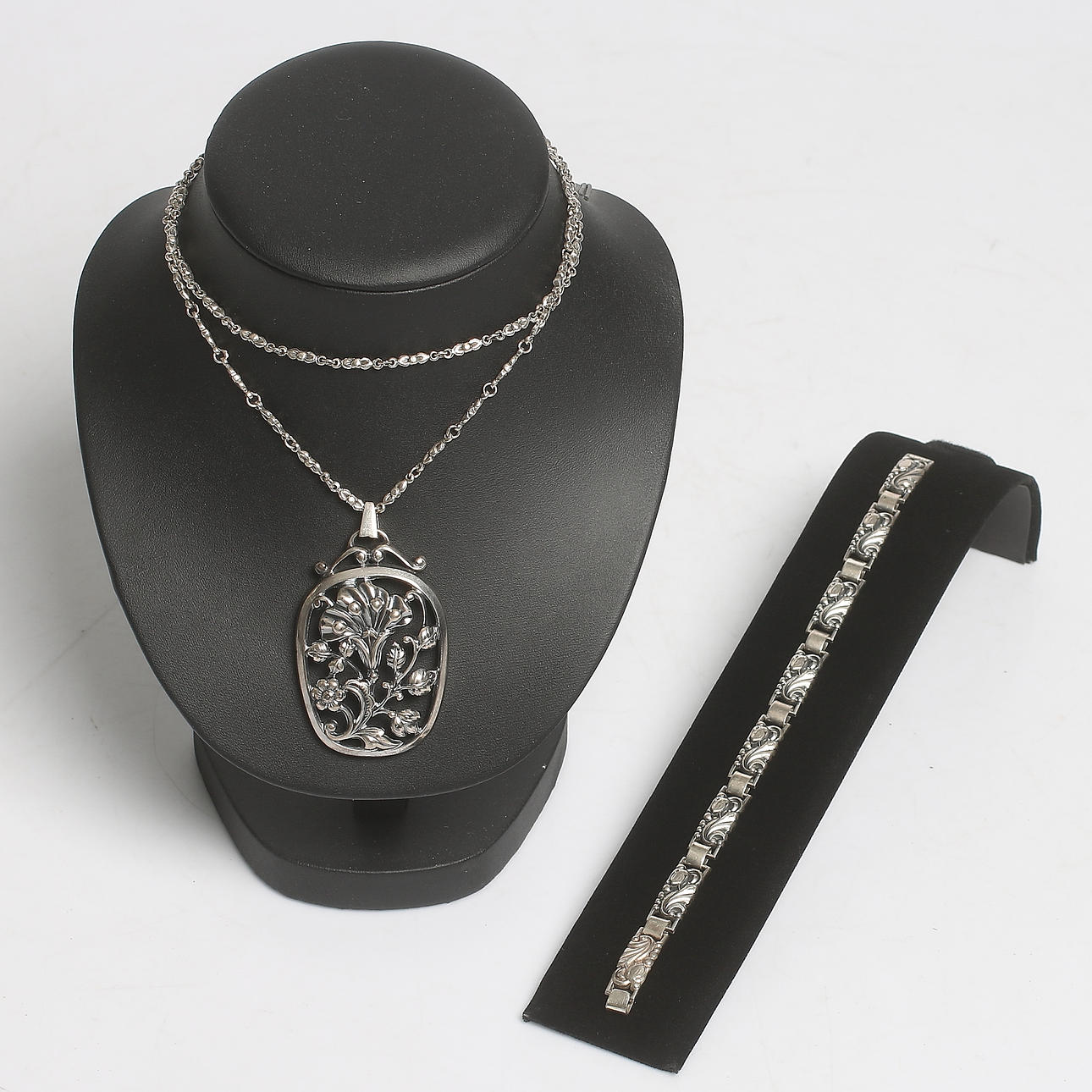 HALSBAND med HÄNGE samt ARMBAND, silver, Guldvaruaktiebolaget G. Dahlgren & Co Ab, Malmö. 1949. Vikt 44 gram.