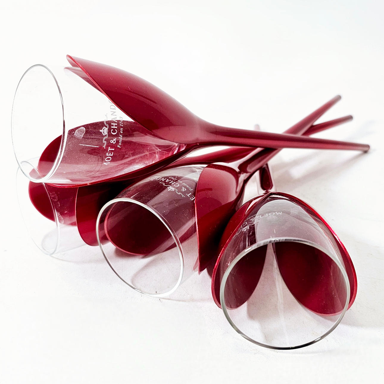 CUATRO COPAS DE MOËT&CHANDON E CRISTAL Y BASE DE PLÁSTICO.