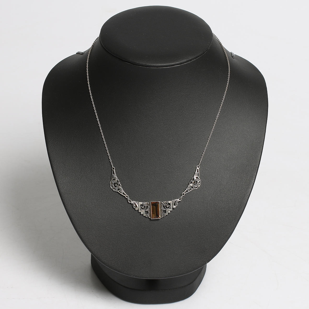 COLLIER, silver samt smaragdsslipad topas och markasiter, Art Deco. 1930-tal. Vikt 5 gram.