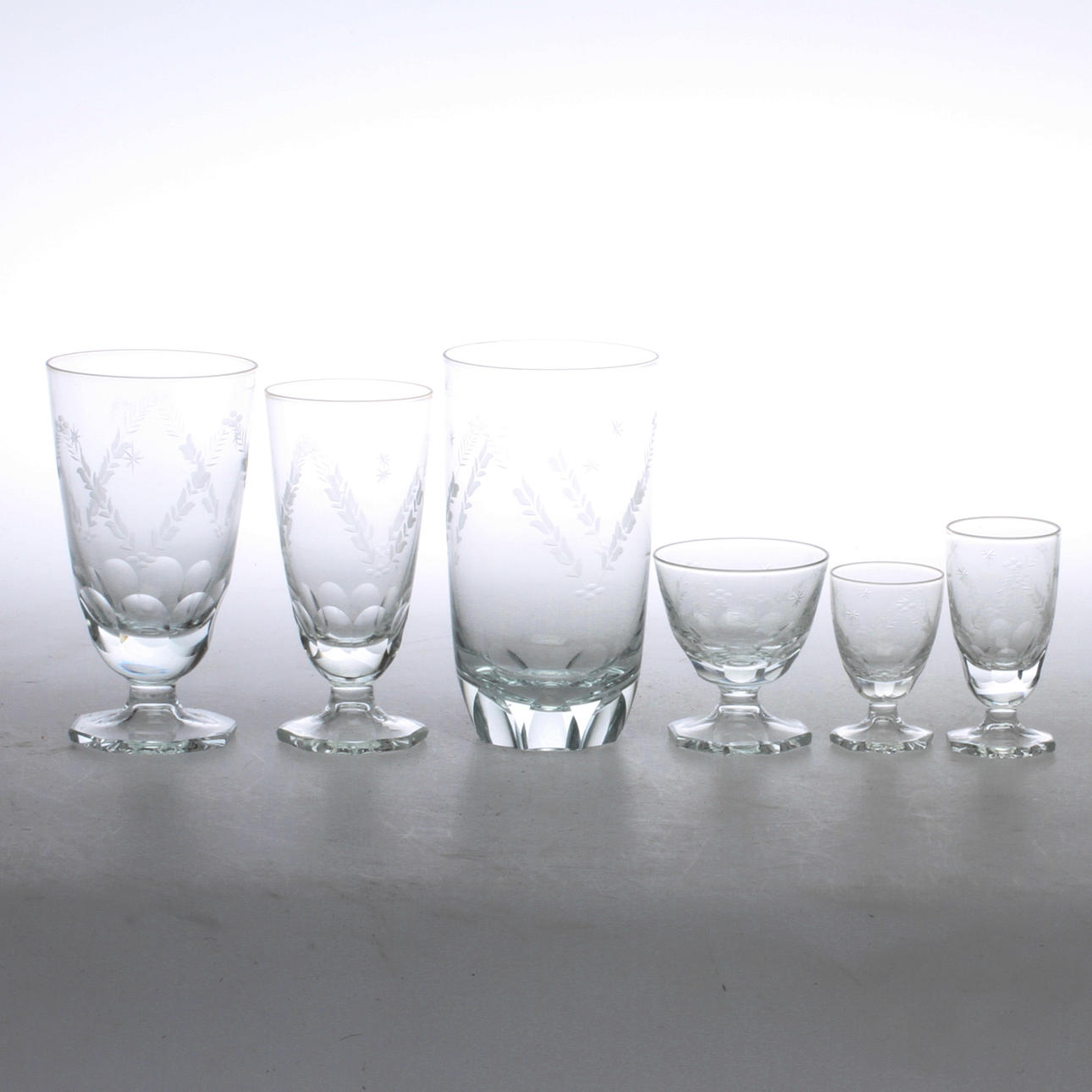 GLASSERVISDELAR, 69 delar, på oktagonal fot, slipad dekor, 1900-tal.