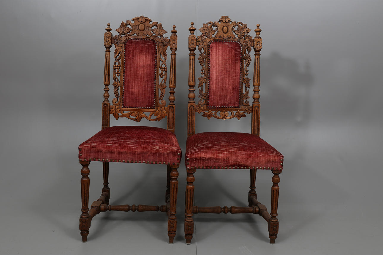 STOLAR, ek, 2 stycken, rikligt skulpterade, 1800-1900-tal.