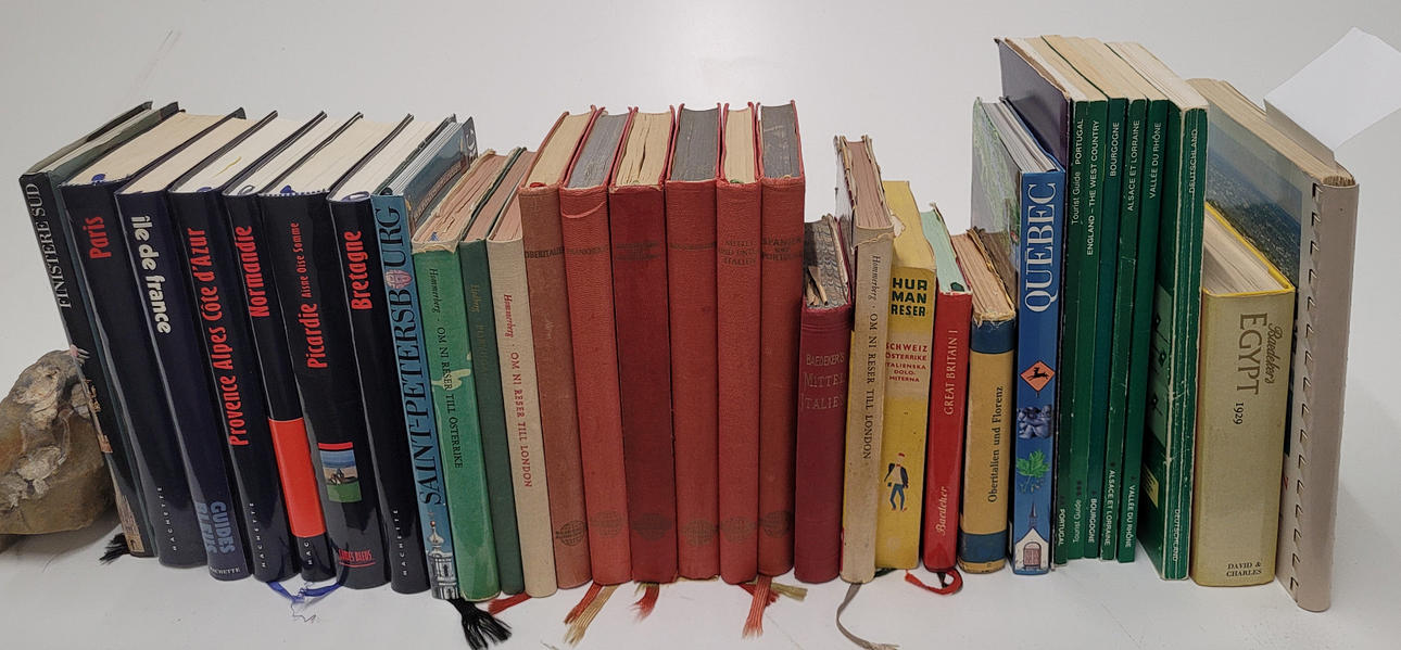 Reseböcker, turisthandböcker. Ca 33 volymer.