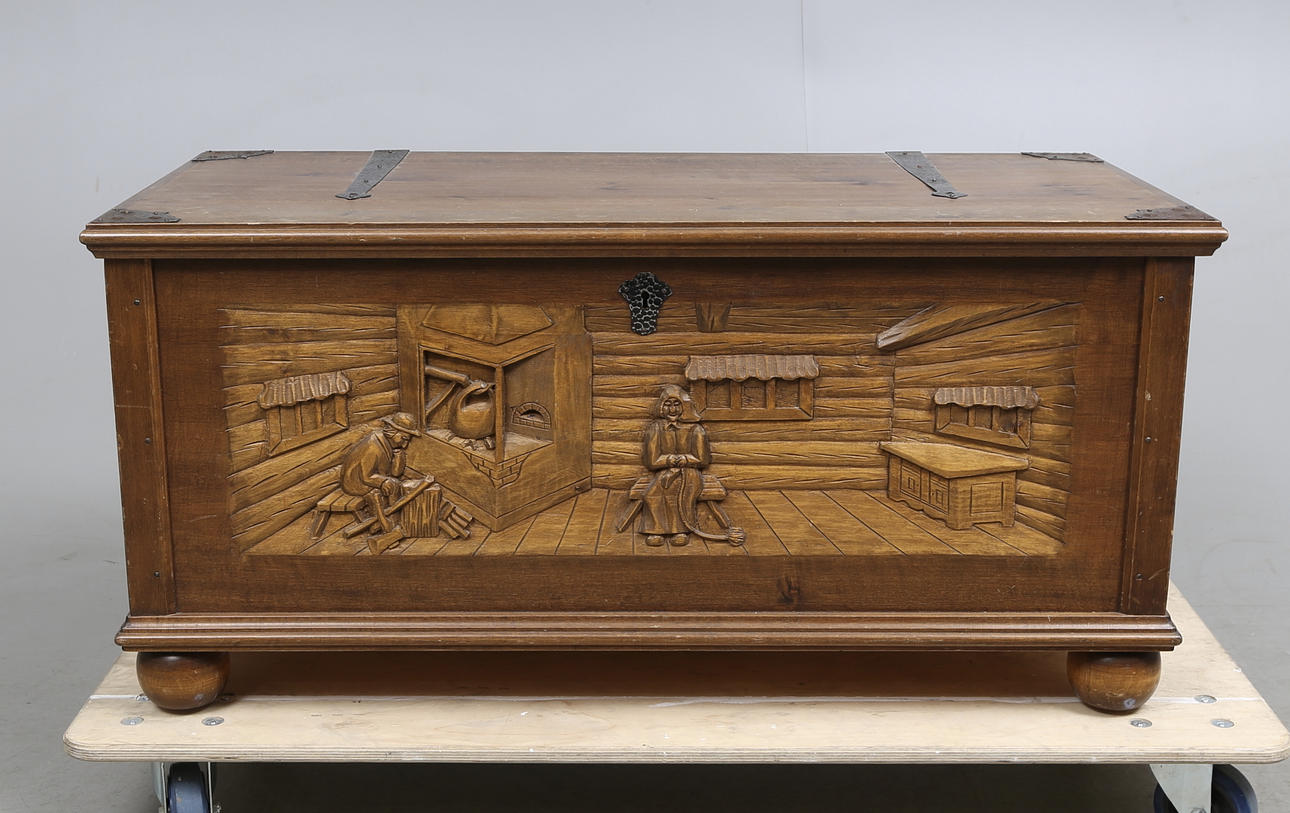 KISTA med smidesbeslag, 1900-tal.