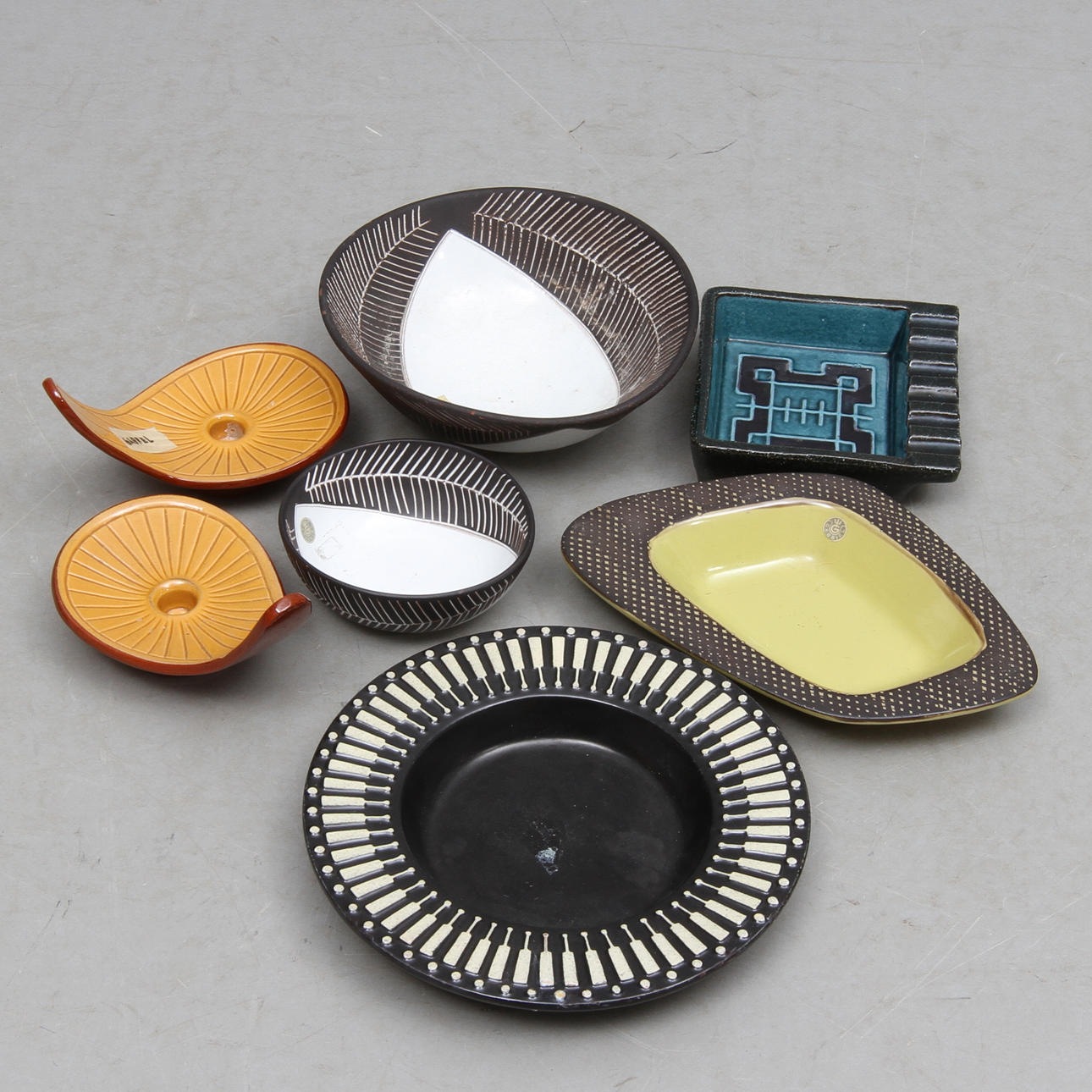 KERAMIK, 7 delar, bland annat skålar, ljusstakar. Gabriel keramik, 1900-tal.