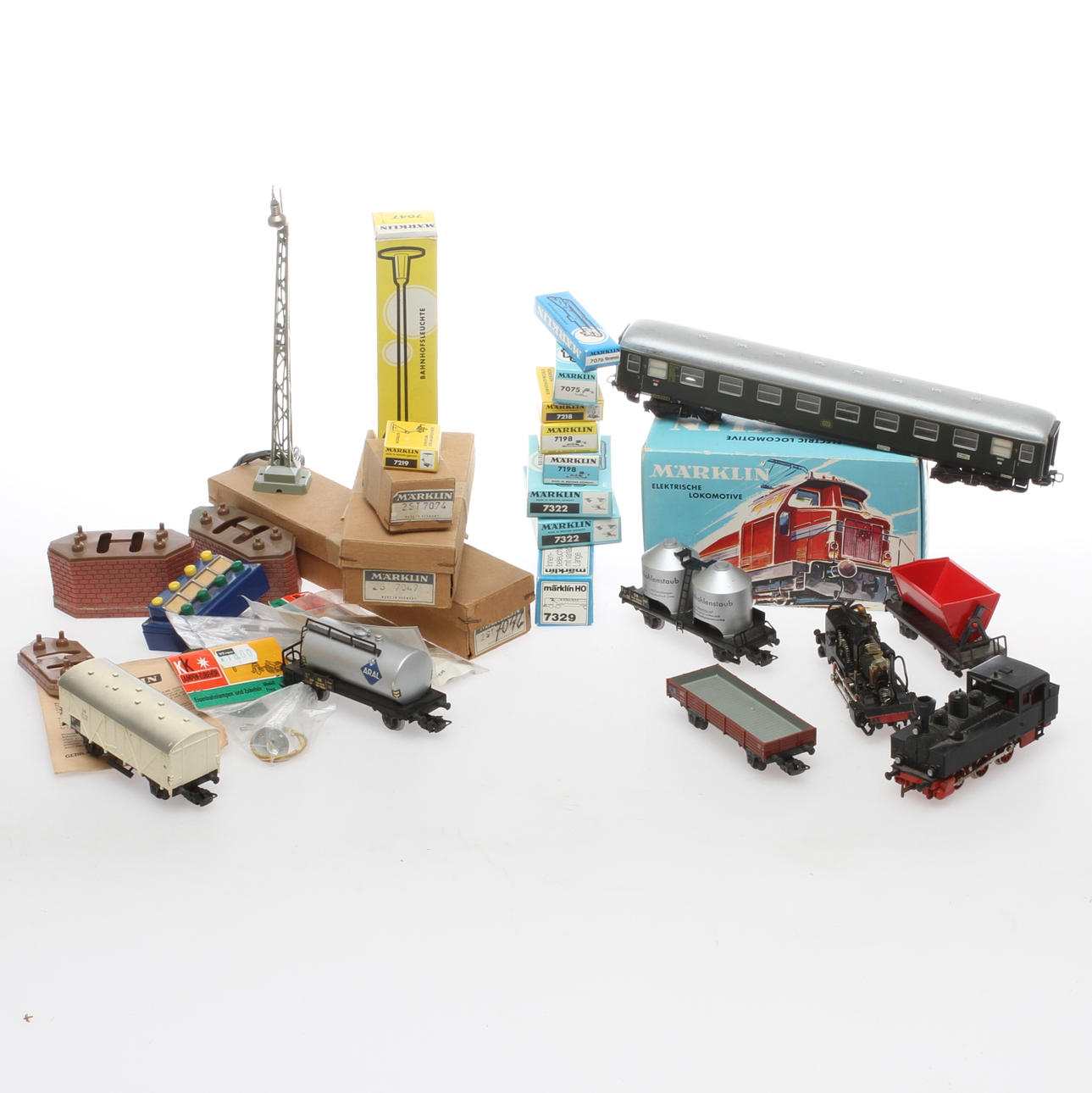 MÄRKLIN växellok 3044, ånglok 3029, 6 vagnar och tillbehör. Delvis originalkartonger.