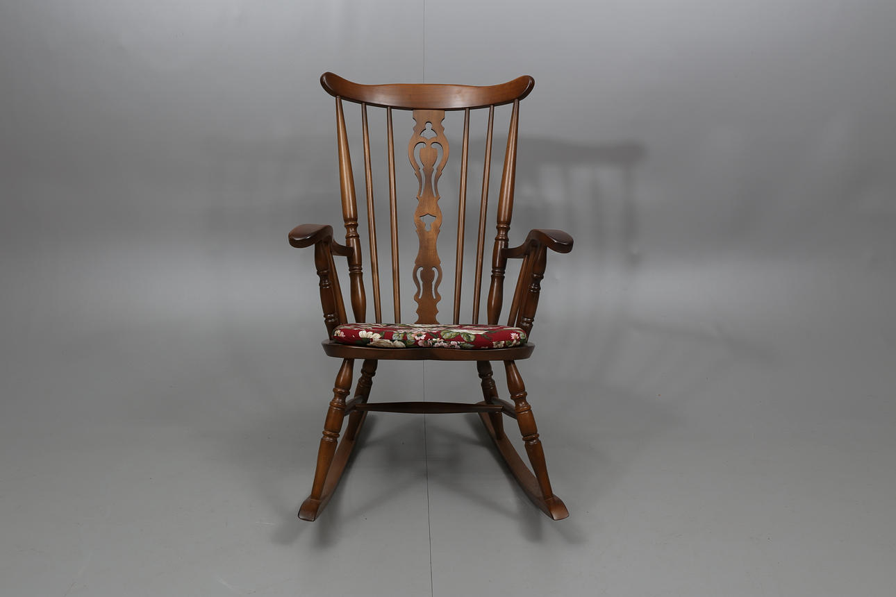 GUNGSTOL, trä, England, 1900-talets andra hälft.