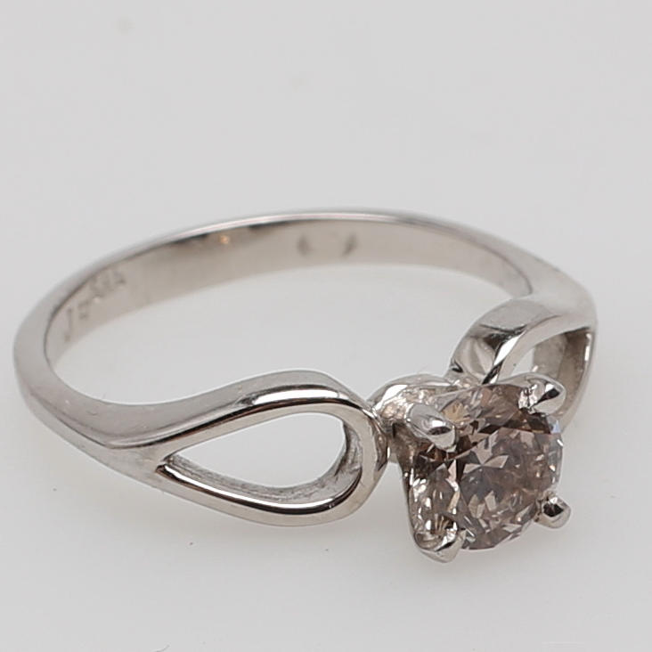 ENSTENSRING i 14K vitguld besatt med briljantslipad diamant om ca 0,74 carat.