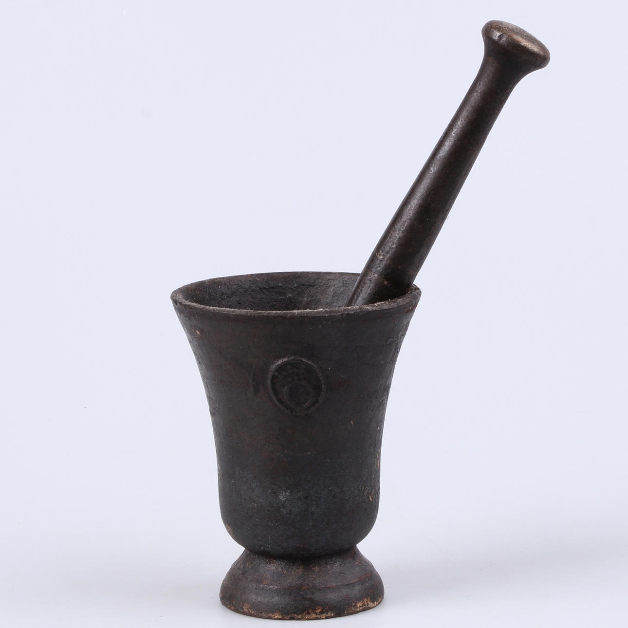 MORTEL, med stöt, gjutjärn.