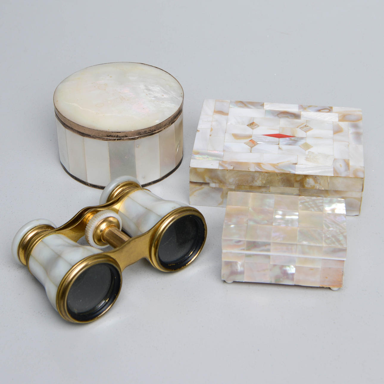 TEATERKIKKERT og SKABE, perlemor, 1900-tallet.