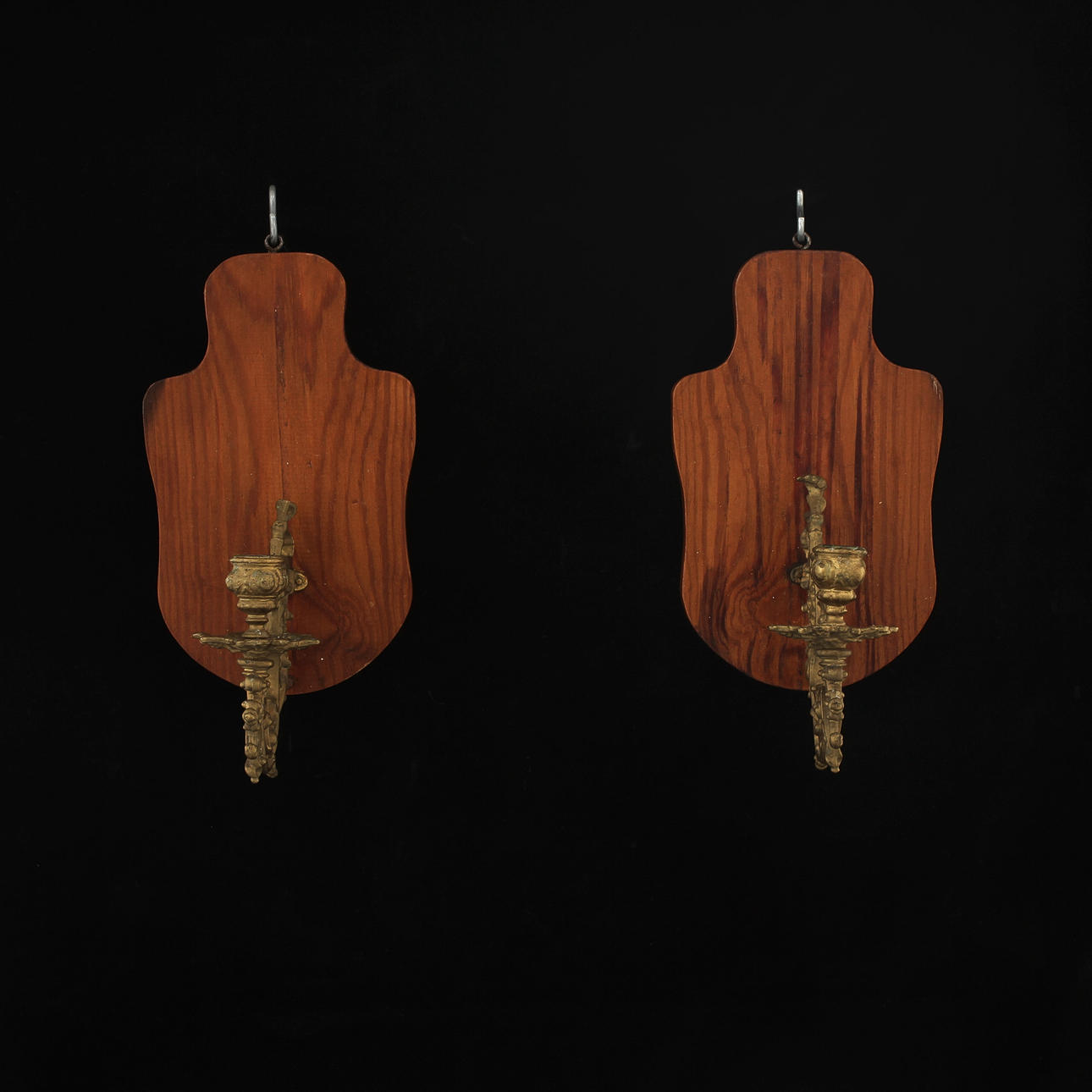 KANDELABRAR, ett par, och APPLIQUER, ett par, omkring år 1900.