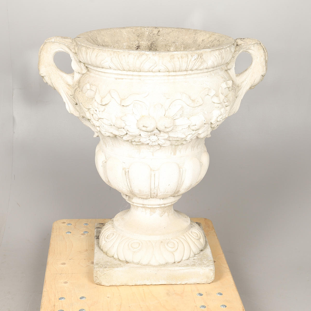 EN KLASSISK STIL URNA PLANTER.