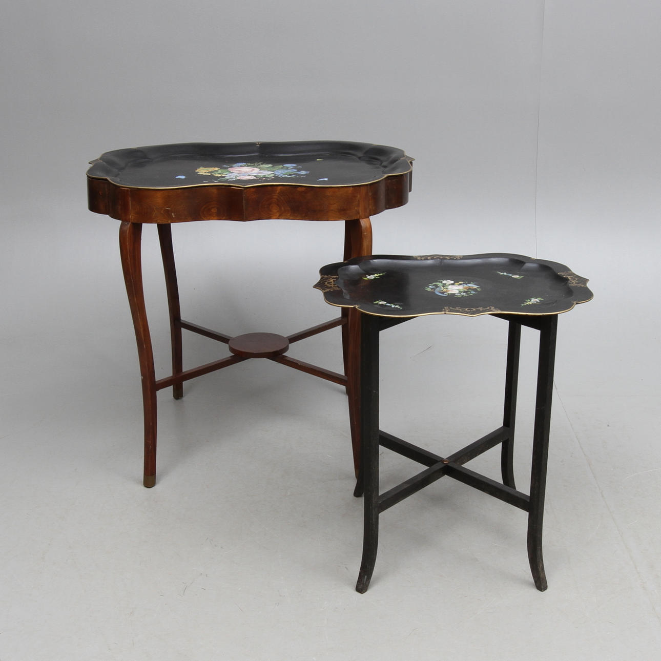 BRICKBORD, 2 st, med bemålade plåtbrickor, omkring 1900.