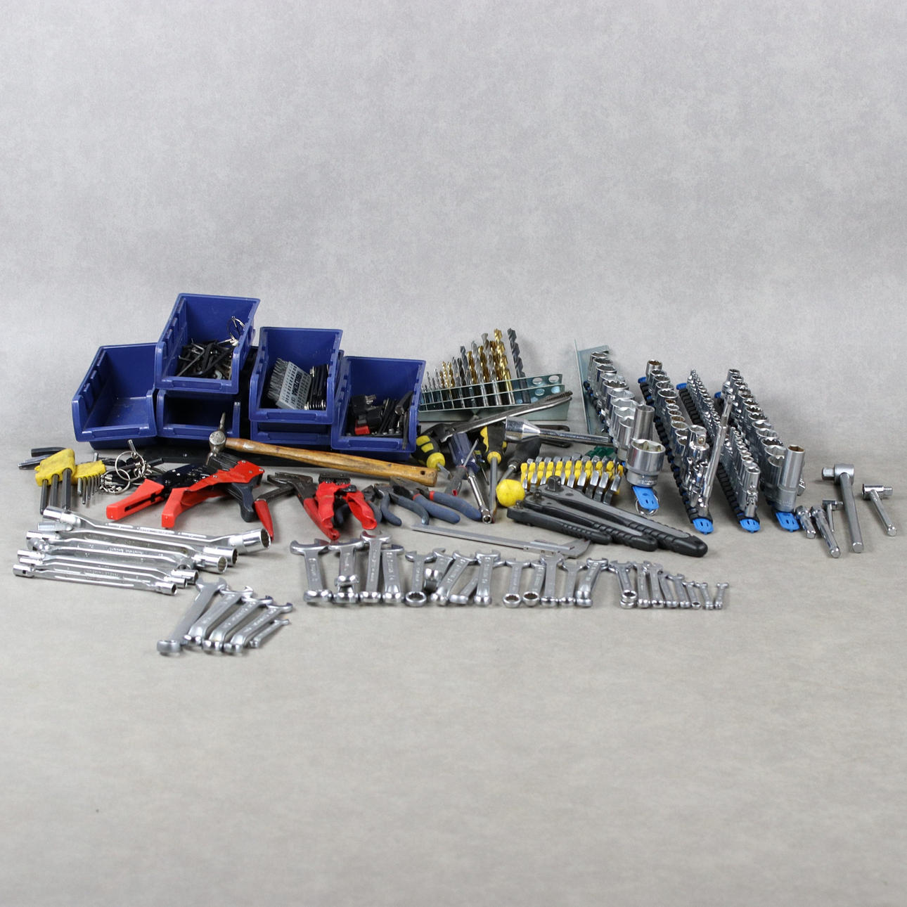 Various socket wrenches, U-ring wrenches, socket wrenches, screwdrivers, spanners, etc.