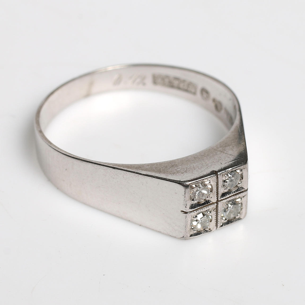RING, 18k vitt guld samt fyra brillianter totalt 0,12 ct, Alton, Falköping, 1968. Totalvikt 3 gram.