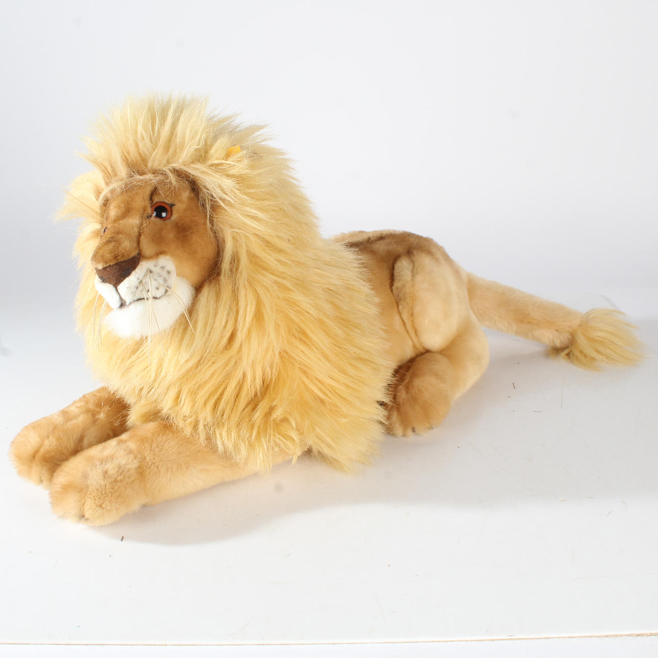 LEÓN STEIFF CON BOTÓN Y ETIQUETA.