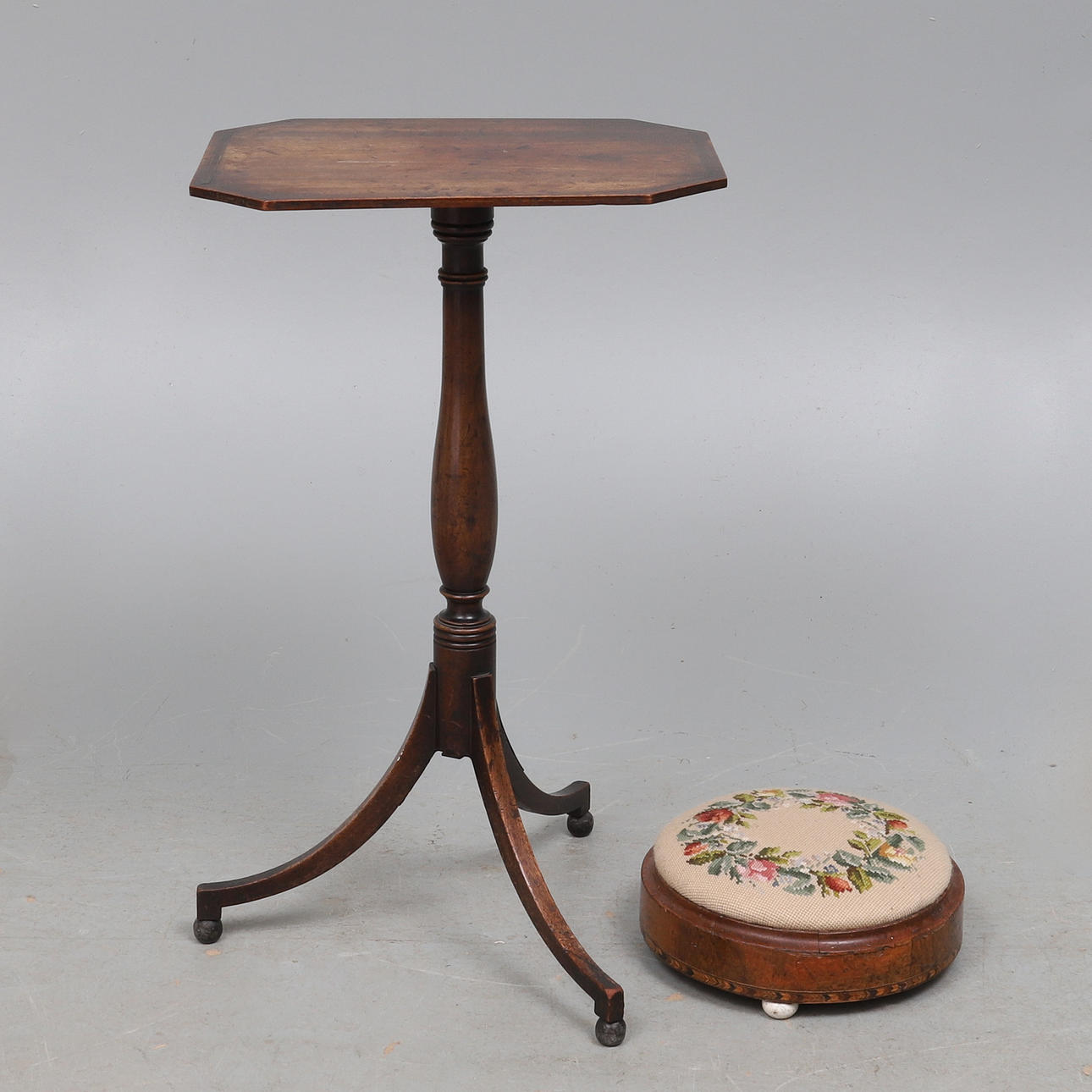 A GEORGE III MAHOGANY PEDESTAL TABLE.