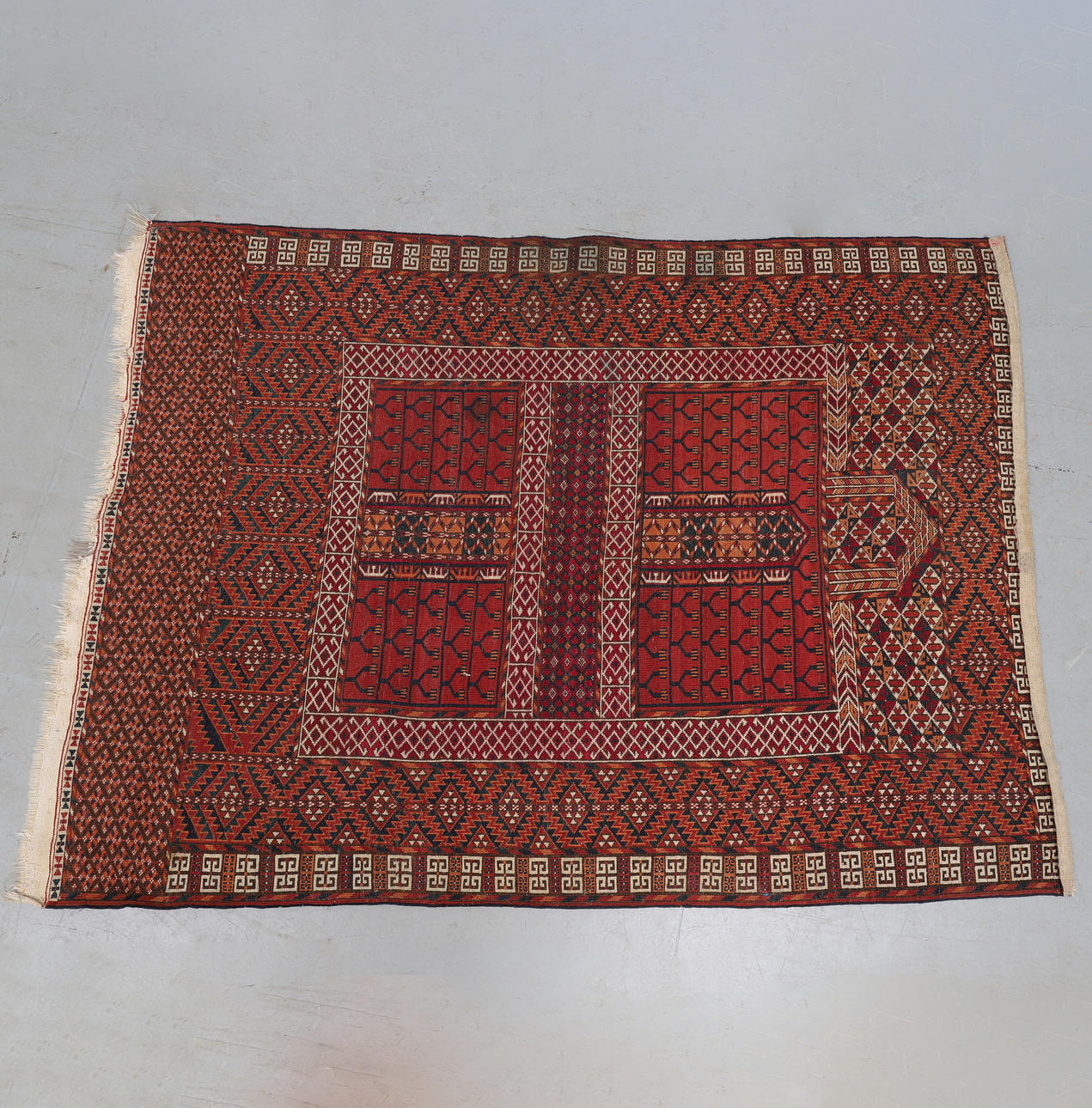 A TEKKE TURKMEN ENSI PRAYER RUG.