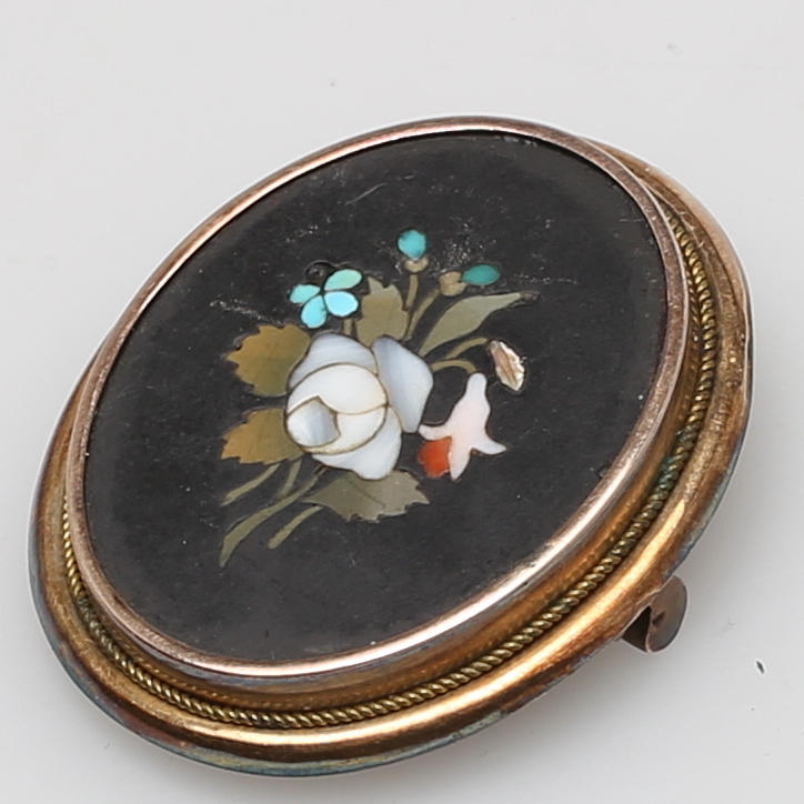 BROSCH i gulguld med dekor i mikromosaik, hårgömma, sekelskiftet 1900.