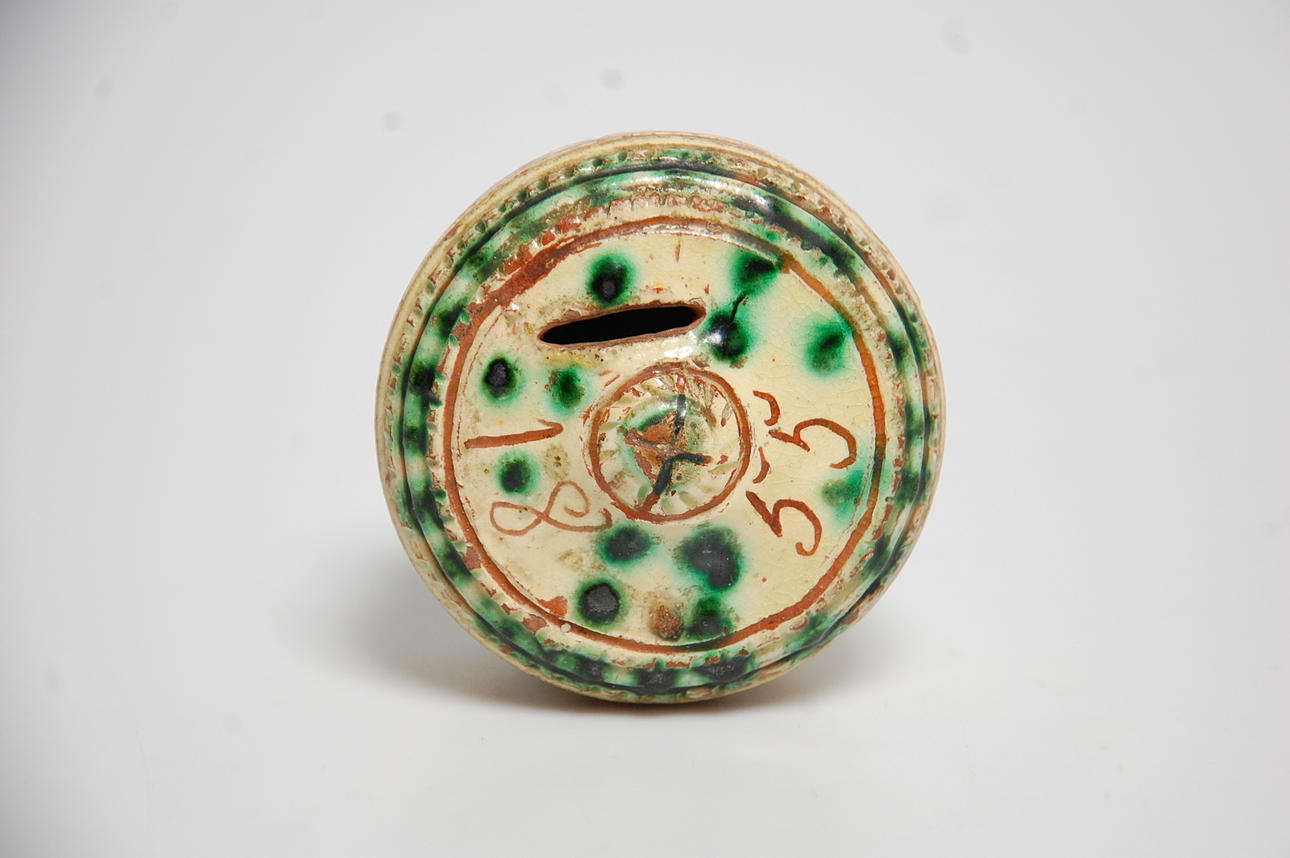 SPARBÖSSA, Lergods, enligt uppgift Ängelholm, märkt H I, daterad 1855.