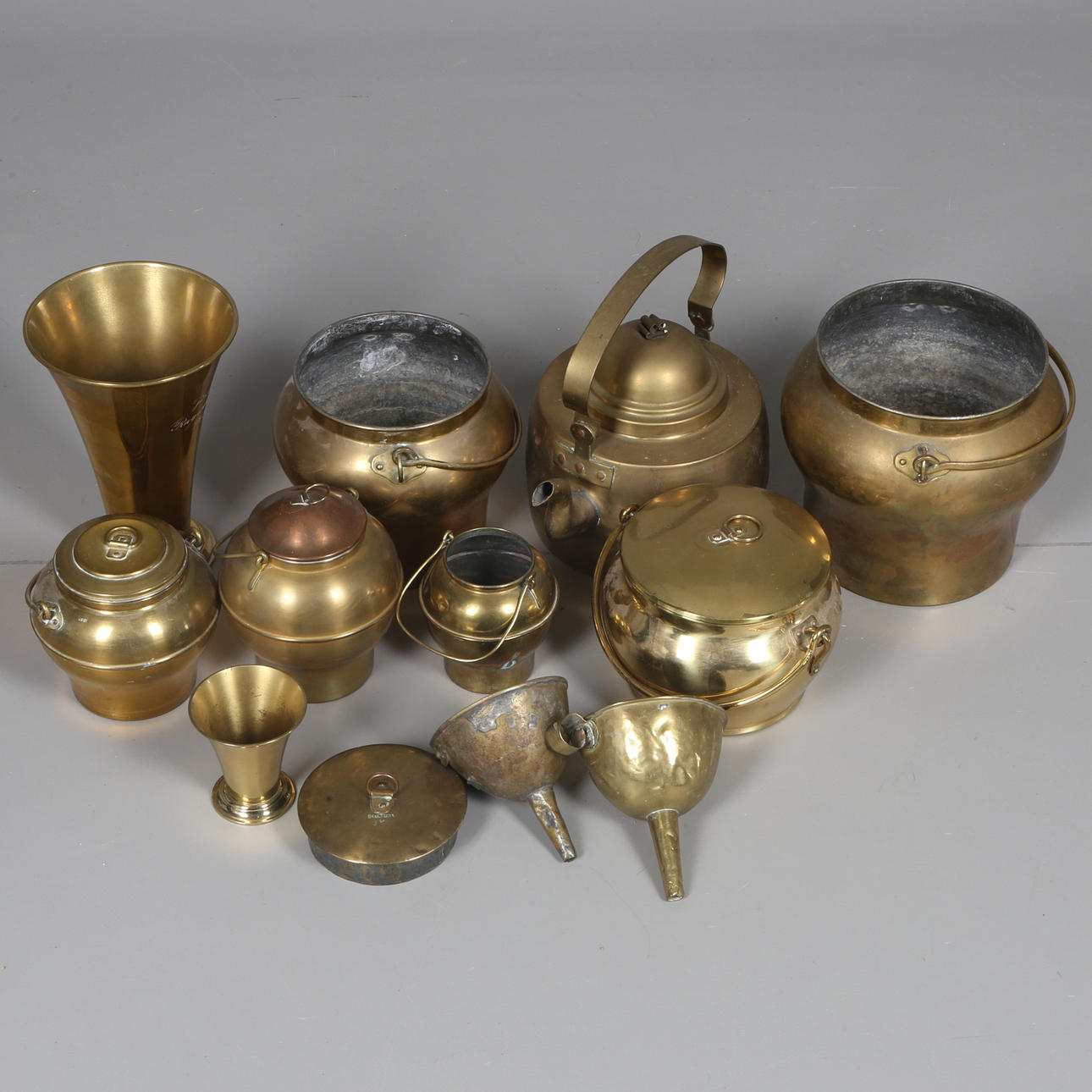 DIVERSE MÄSSING, 16 delar, 18/1900-tal.