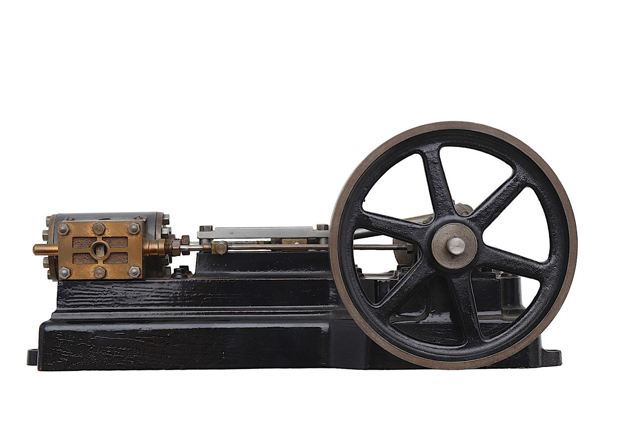 Model af Stuart forbrændingsmotor i jern og messing.