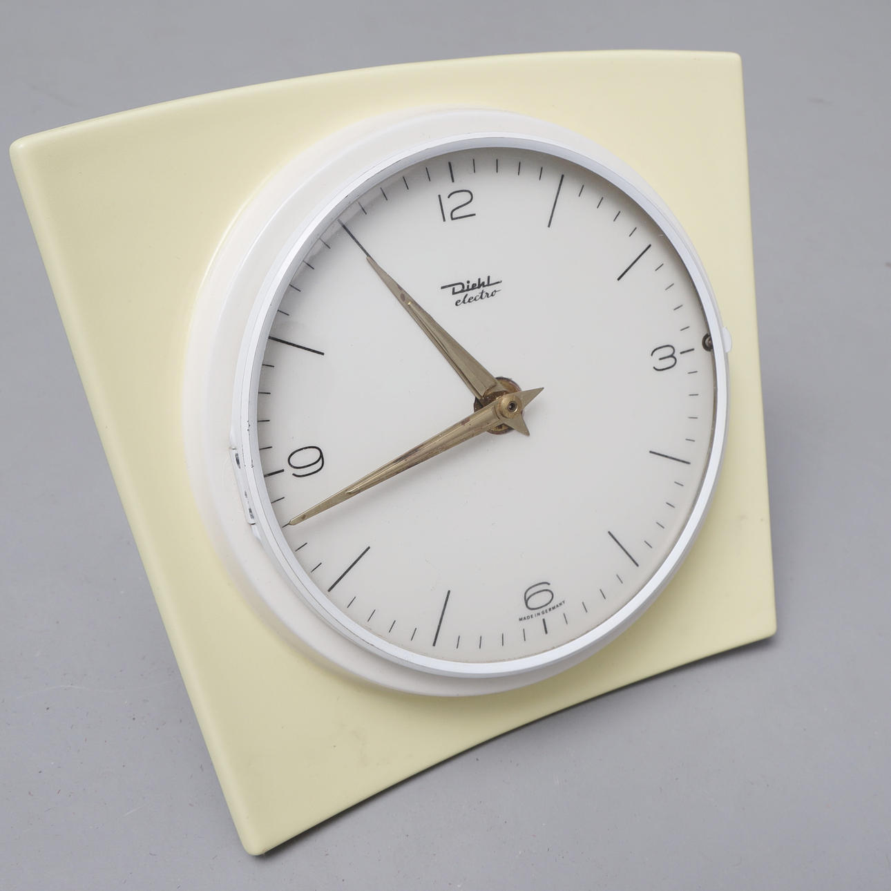 MAXIMUM CAR. Attributed. Wall clock. Diehl Electric, serial number: 987/69, second half of the 20th century.