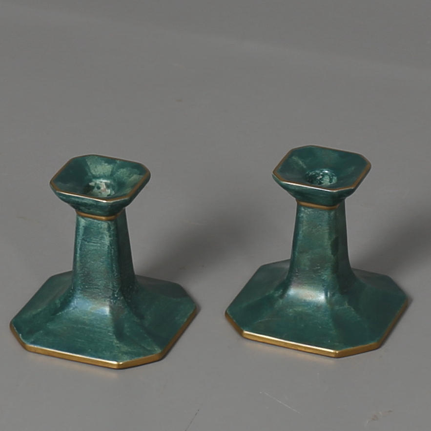 LJUSSTAKAR i flintgods, ett par, Josef Ekberg, Gustavsberg, 1900-talets första hälft.