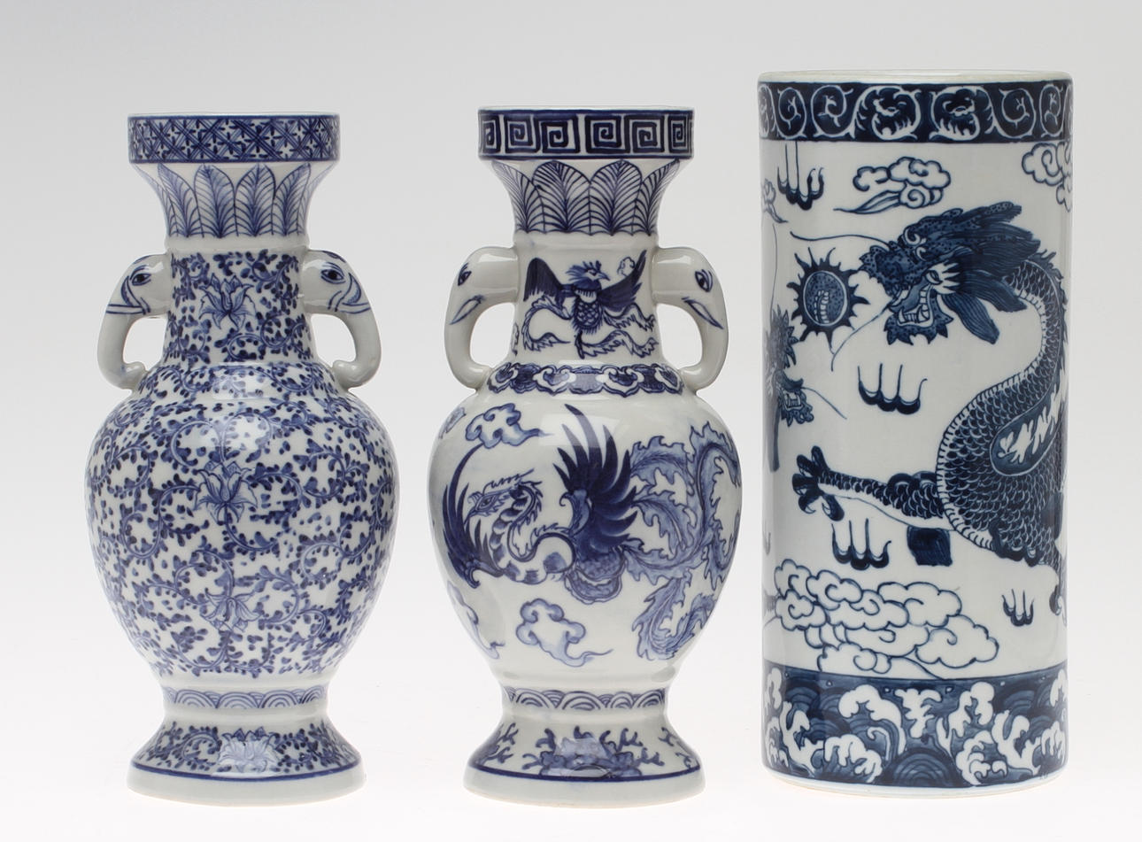 VASER. 3 st, orientaliskt porslin, 1900-tal.