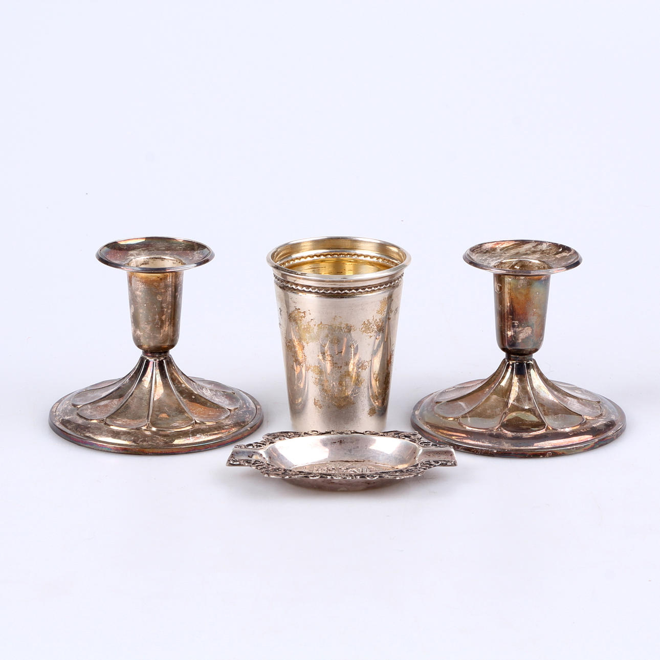 LJUSSTAKAR, askfat samt mugg, Silver, delvis Ceson Guldvaru Ab, Göteborg.