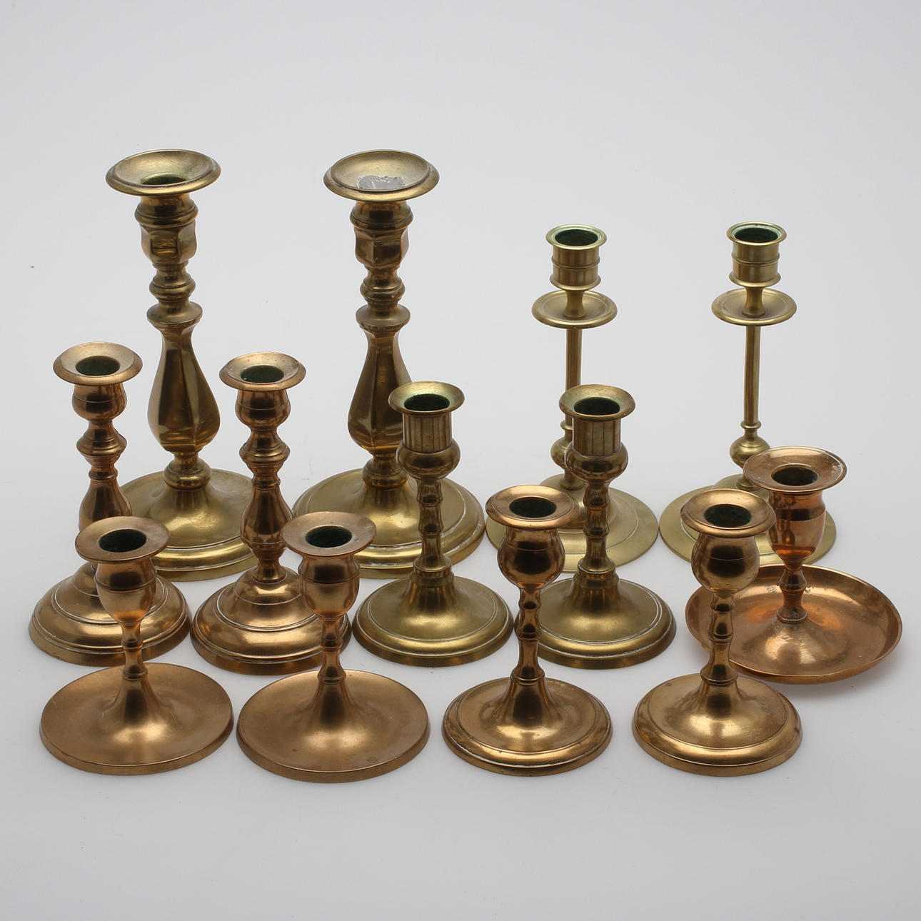 MÄSSINGSLJUSSTAKAR, 6 par, samt 1 st udda, 18/1900-tal.