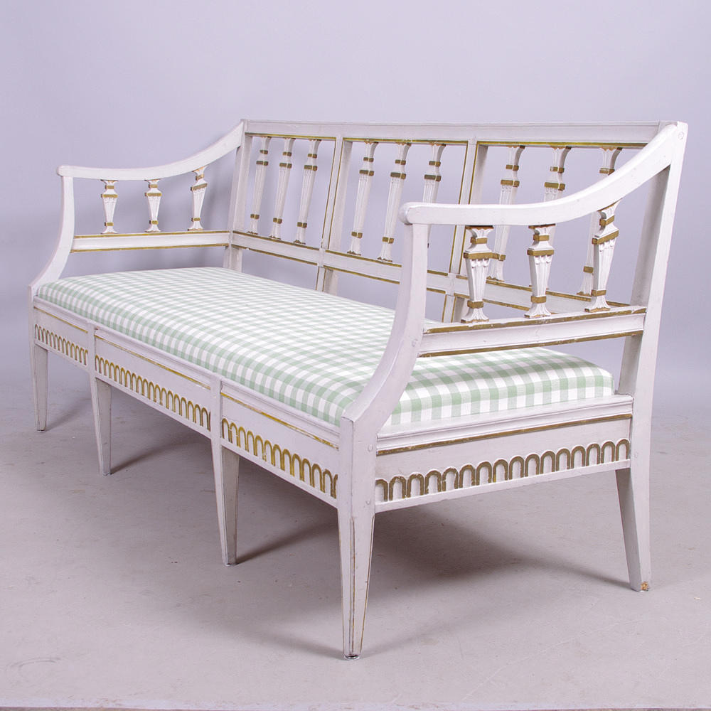 SOFFA, gustaviansk, 1700/1800-tal, vitmålad med bronseringar.