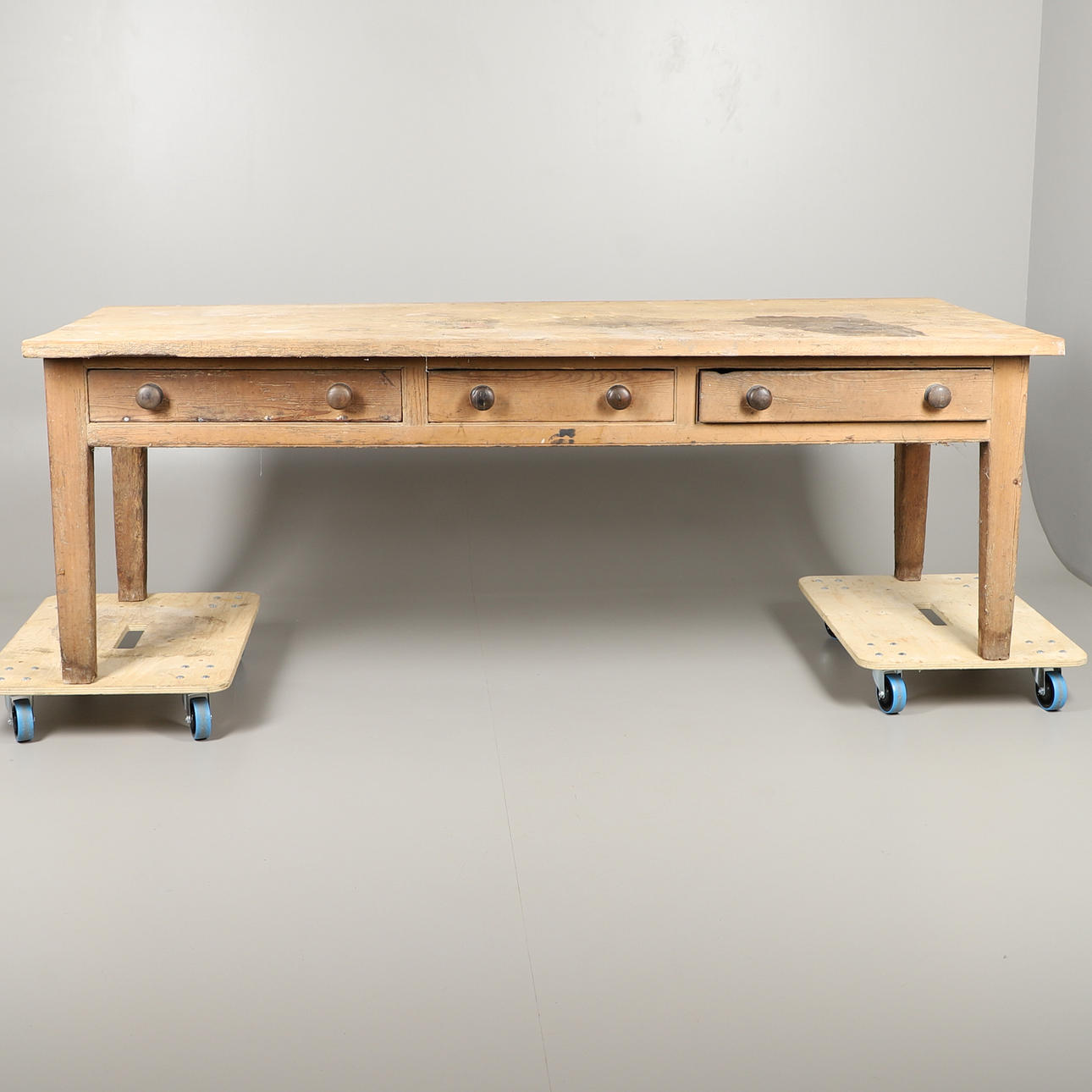 UNA MESA DE CASA DE PINO VICTORIANA.