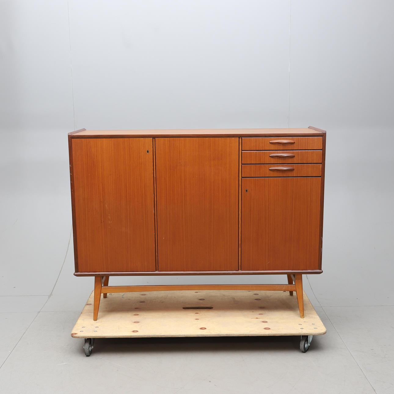SIDEBOARD, omkring 1900-talets mitt.