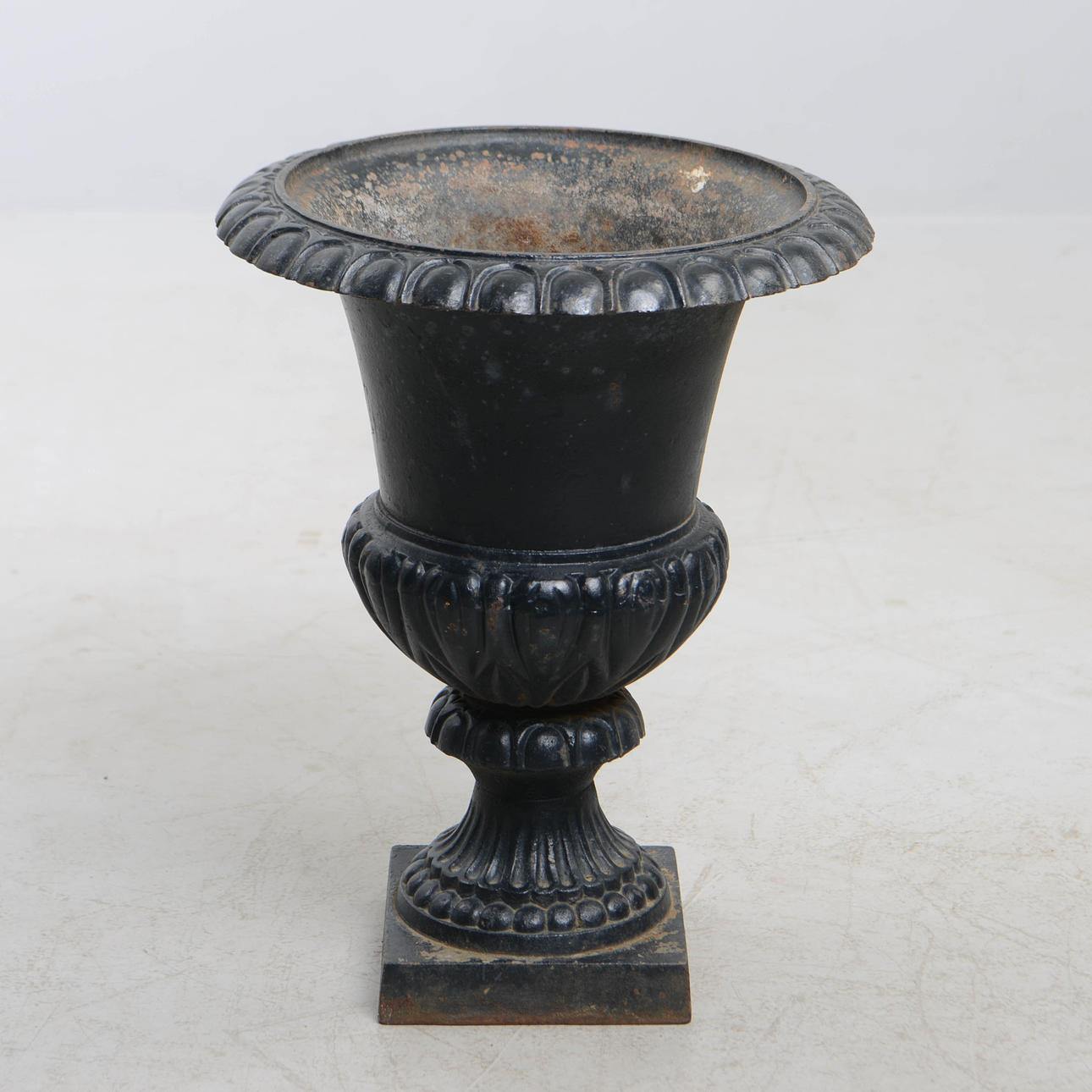 TRÄDGÅRDSURNA, gjutjärn.