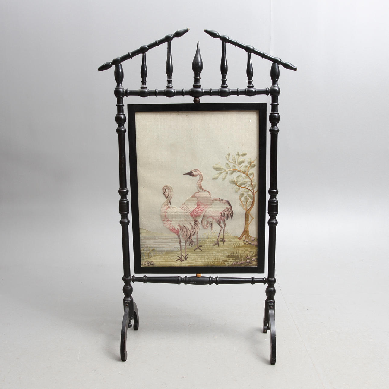 ELDSKÄRM, trä samt inramad textil, 1800-talets slut.