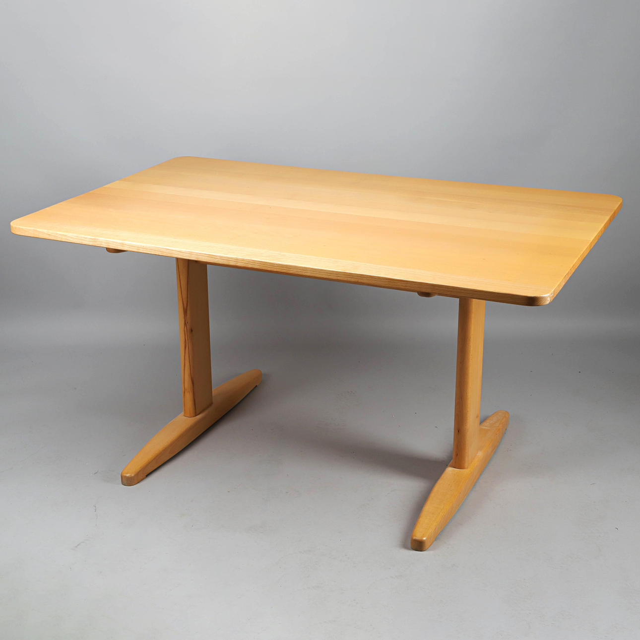 BØRGE MOGENSEN. Bord, "Shaker", bog.