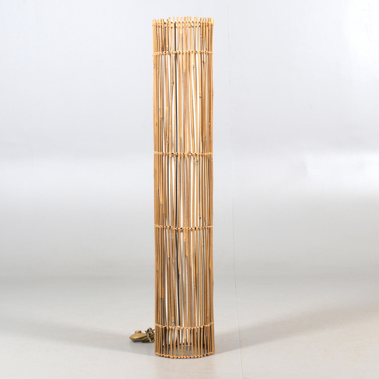 LÁMPARA DE PIE, bambú, textil, finales del siglo XX.