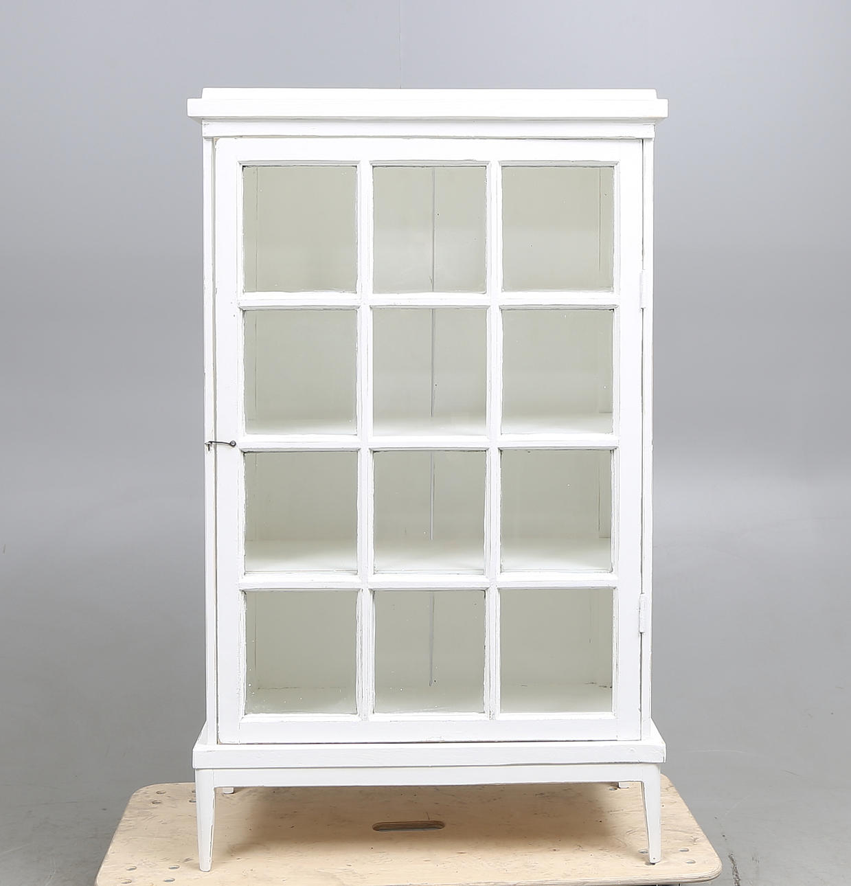 SKÅP med dörr av äldre fönster, vitmålat, 18/1900-tal.