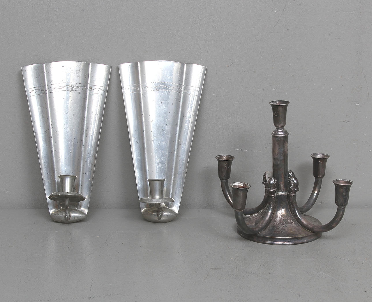 LJUSSTAKE, nysilver och VÄGGLAMPETTER, ett par, tenn, Sverige.