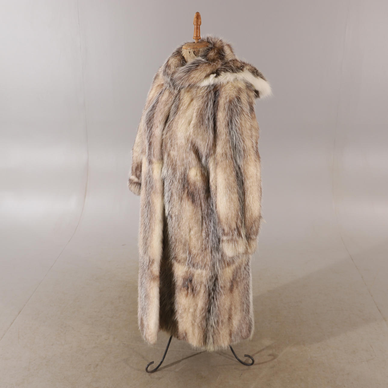 FUR COAT WITH HOOD, fox, Nilssons Päls, Helsingborg.